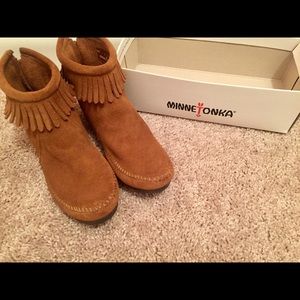 Minnetonka Moccasin Fringe Zip Back Boots